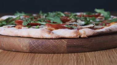 Restoranda Tahta Tahtada İştah açıcı Pizza