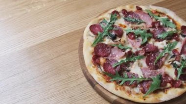Restoranda Tahta Tahtada İştah açıcı Pizza
