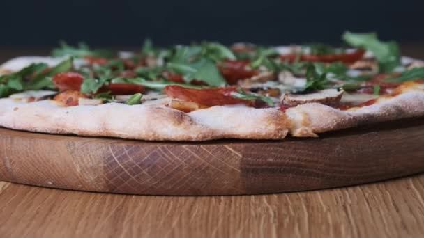 Appetitoso pizza su una tavola di legno in un ristorante — Video Stock