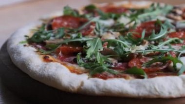 Restoranda Tahta Tahtada İştah açıcı Pizza