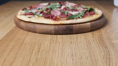 Restoranda Tahta Tahtada İştah açıcı Pizza