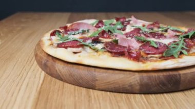 Restoranda Tahta Tahtada İştah açıcı Pizza