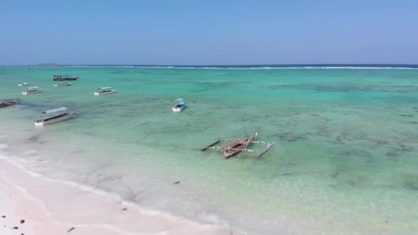 Σκάφη είναι αγκυροβολημένα στα ανοικτά της ακτής Shallow, Ωκεανός σε χαμηλή παλίρροια, Aerial, Zanzibar — Αρχείο Βίντεο