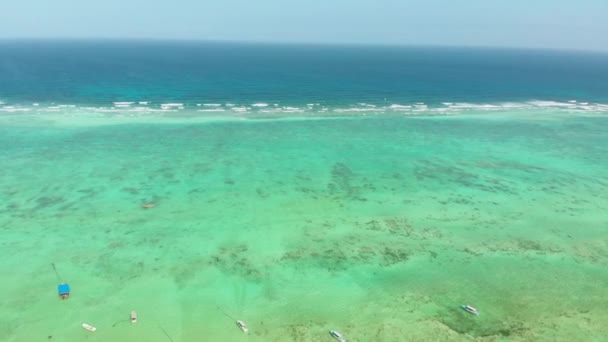 Ocean Coastline, Barrier Reef by Beach Hoteles en Low Tide, Zanzíbar, Vista aérea — Vídeos de Stock