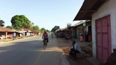 Afrika 'nın yerel gıda ve ürün pazarında yürüyün, Zanzibar, Afrika.