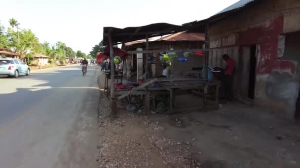 Passeggiata attraverso il mercato africano locale per cibo e prodotti, Zanzibar, Africa. — Video Stock