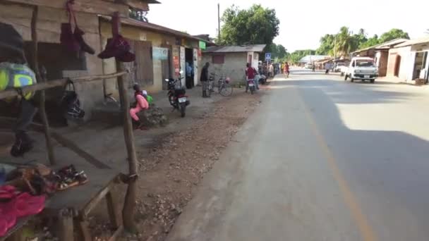 Spaziergang durch den lokalen afrikanischen Markt für Lebensmittel und Artikel, Sansibar, Afrika. — Stockvideo