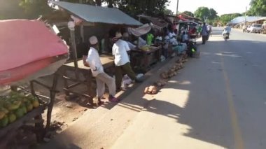 Afrika 'nın yerel gıda ve ürün pazarında yürüyün, Zanzibar, Afrika.