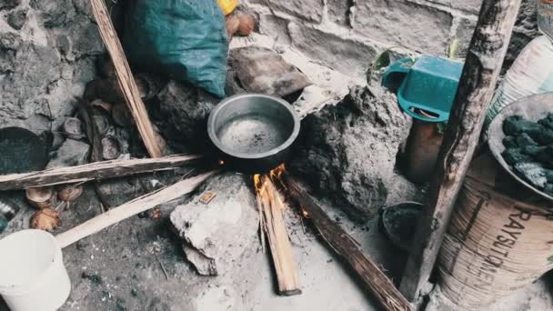 Kuchnia afrykańska Wewnątrz domu ze slumsów na świeżym powietrzu, Zanzibar, Afryka — Wideo stockowe