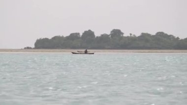 Afrika Balıkçıları Eski Küçük Tahta Tekneler Üzerinde Okyanusta Balıklar, Zanzibar, Afrika
