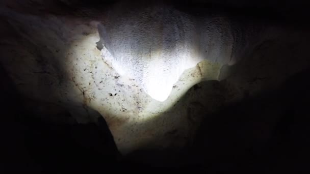 Caverna subterrânea com formações rochosas de estalactite penduradas no teto de caverna de gêmeos — Vídeo de Stock