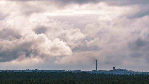 Gray Cumulus Clouds trekt over de horizon en een industriële fabriek, Timelapse — Stockvideo