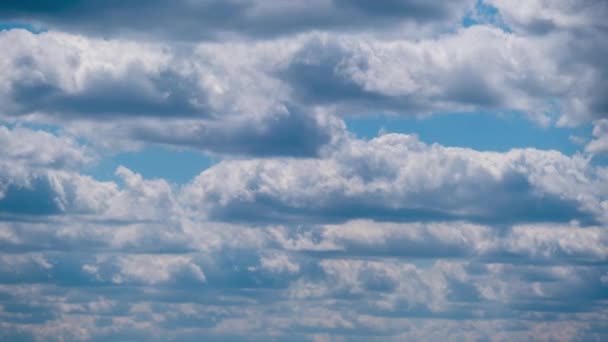 Nubes de verano flotan a través del cielo azul los transbordadores, Timelapse — Vídeos de Stock