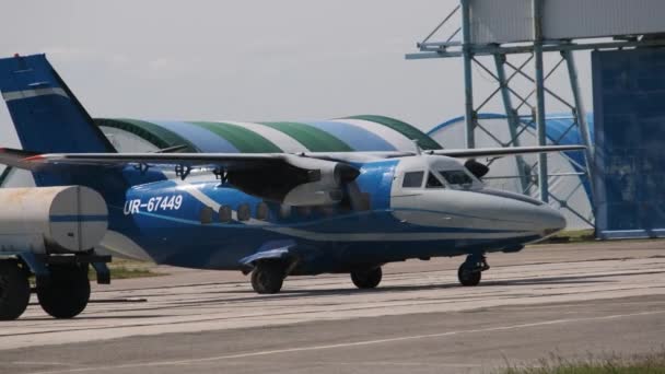 Vliegtuigen met een roterende propeller aan de Hangar — Stockvideo