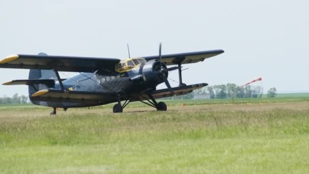 Pequeno avião de hélice velha está se movendo para a pista no campo para decolagem — Vídeo de Stock