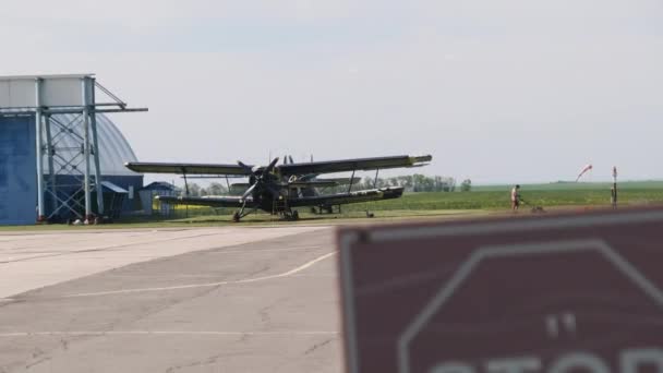 Vliegtuigen met een roterende propeller aan de Hangar — Stockvideo