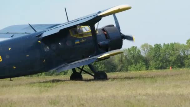 Pequeño avión de hélice vieja se mueve hacia la pista en el campo para el despegue — Vídeos de Stock