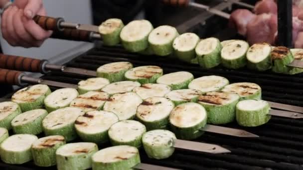 Zucchini Grilované na Skewers na otevřeném grilu v Food Courtu, Vegan Shashlik — Stock video