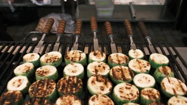 Zucchini am Spieß gegrillt auf dem offenen Grill am Food Court, vegane Schaschlik — Stockvideo