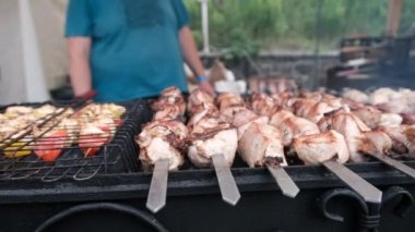 Şiş kebap, Gıda Merkezi 'ndeki açık barbeküde şiş ızgarada kızarır.