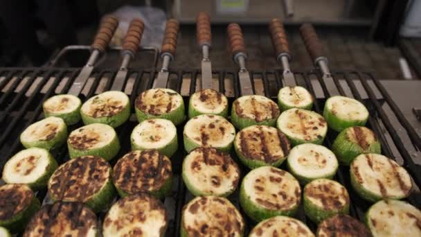 Zucchini gegrild op spiesen op de open barbecue bij Food Court, Vegan Shashlik — Stockvideo