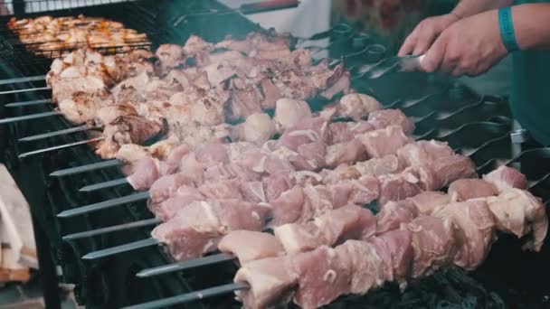 Shish Kebab é grelhado em espetos no churrasco aberto no Food Court — Vídeo de Stock