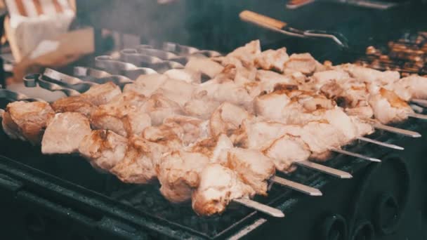 Shish Kebab jest grillowany na szufladach na otwartym grillu w Food Court — Wideo stockowe