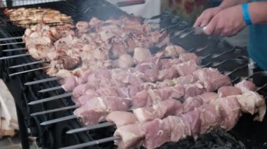 Şiş kebap, Gıda Merkezi 'ndeki açık barbeküde şiş ızgarada kızarır.