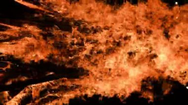 Dikey Video Şenlik Ateşi Doğadaki Siyah Arkaplanda Gece Yanar