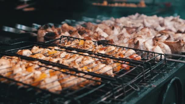 「 Shish Kebab 」在食物广场的露天烧烤摊上，在烤面包机上烧烤 — 图库视频影像