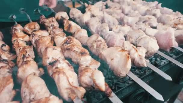 Shish Kebab ψήνεται σε Skewers σχετικά με το ανοικτό μπάρμπεκιου στο δικαστήριο τροφίμων — Αρχείο Βίντεο