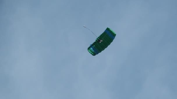 Parachutisten in Tandem Flying in the Sky met een Parachute. Langzame beweging — Stockvideo