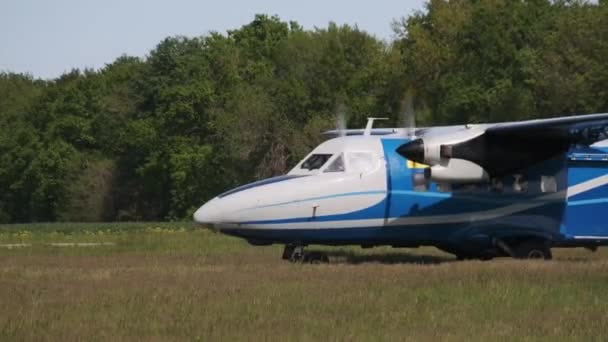 Small Old Propeller Plane Підготовка для Takeoff Стоїть на злітно-посадковій смузі в полі — стокове відео
