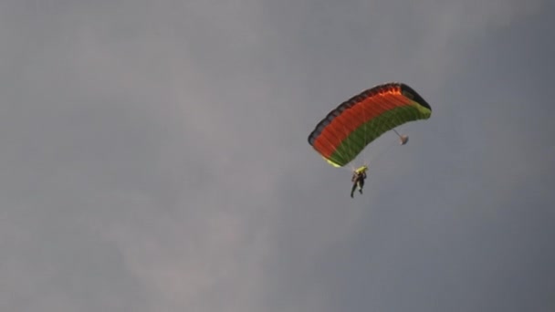 Fallschirmspringer fliegt hoch am Himmel mit Fallschirm, Fallschirmspringer, Extremsport — Stockvideo