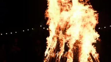 Büyük Şenlik Ateşi Gece Yavaş Çekimde Doğada Kara Arkaplanda Yanar