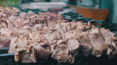 Şiş kebap, Gıda Merkezi 'ndeki açık barbeküde şiş ızgarada kızarır.