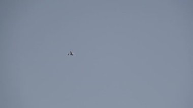 Hafif Motor Zevk Uçağı Gökyüzünde Yüksekte Uçuyor, Pervane Havada Eski Uçak