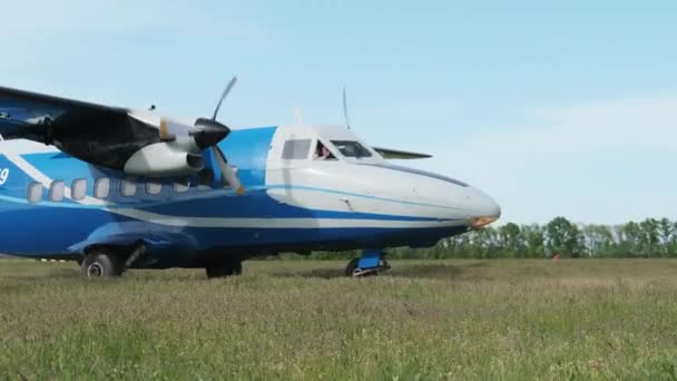 Pequeño avión de hélice vieja se mueve hacia la pista en el campo para el despegue — Vídeos de Stock