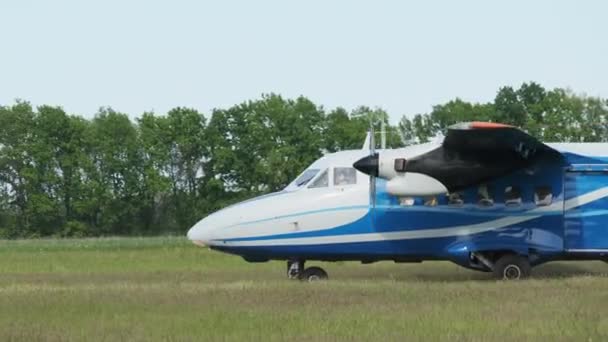 Avión viejo de motor ligero despega en la pista en el campo — Vídeos de Stock