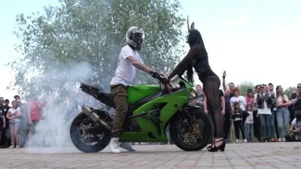Шоу каскадеров Мото, езда на мотоциклах, мотоциклисты, совершающие трюки — стоковое видео