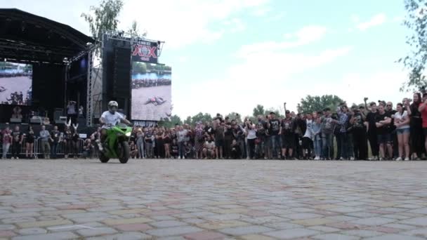 Stunt Moto Show, Crazy ακροβατικά σε μοτοσικλέτες, μοτοσυκλέτα αναβάτες εκτέλεση κόλπα — Αρχείο Βίντεο
