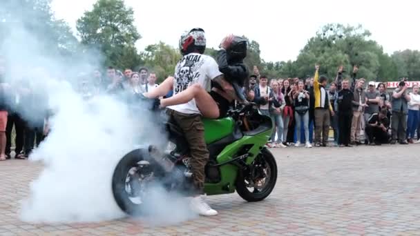 Stunt Moto Show, acrobacias loucas em motocicletas, motociclistas realizando truques — Vídeo de Stock