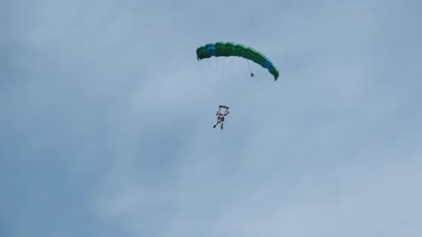 Parachutisten in Tandem Flying in the Sky met een Parachute. Langzame beweging — Stockvideo