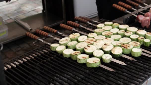 Zucchini Grelhado em espetos no churrasco aberto no Food Court, Vegan Shashlik — Vídeo de Stock