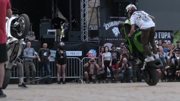 Stunt Moto Show, Crazy ακροβατικά σε μοτοσικλέτες, μοτοσυκλέτα αναβάτες εκτέλεση κόλπα — Αρχείο Βίντεο