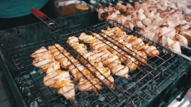 Şiş kebap, Gıda Merkezi 'ndeki açık barbeküde şiş ızgarada kızarır.