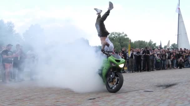 Stunt Moto Show, Crazy ακροβατικά σε μοτοσικλέτες, μοτοσυκλέτα αναβάτες εκτέλεση κόλπα — Αρχείο Βίντεο