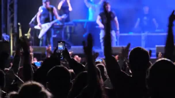 Натовп людей на рок-концерті піднімає руки і аплодисменти, фанати — стокове відео