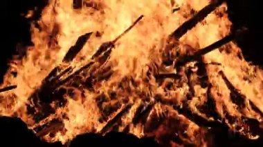 Büyük Şenlik Ateşi Gece Yavaş Çekimde Doğada Kara Arkaplanda Yanar