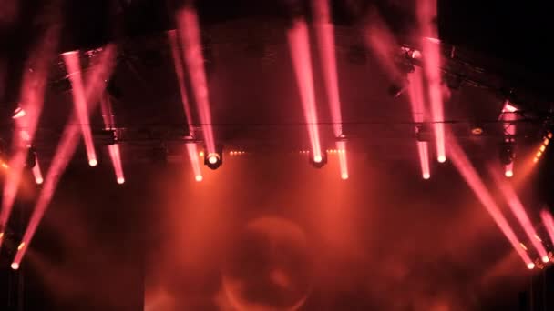 Scage vícebarevné osvětlení, světelná show na koncertě, světelné efekty — Stock video